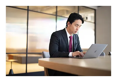 パソコンと向き合いコーディング業務を行う人。