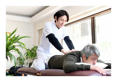 整体、マッサージを行う人